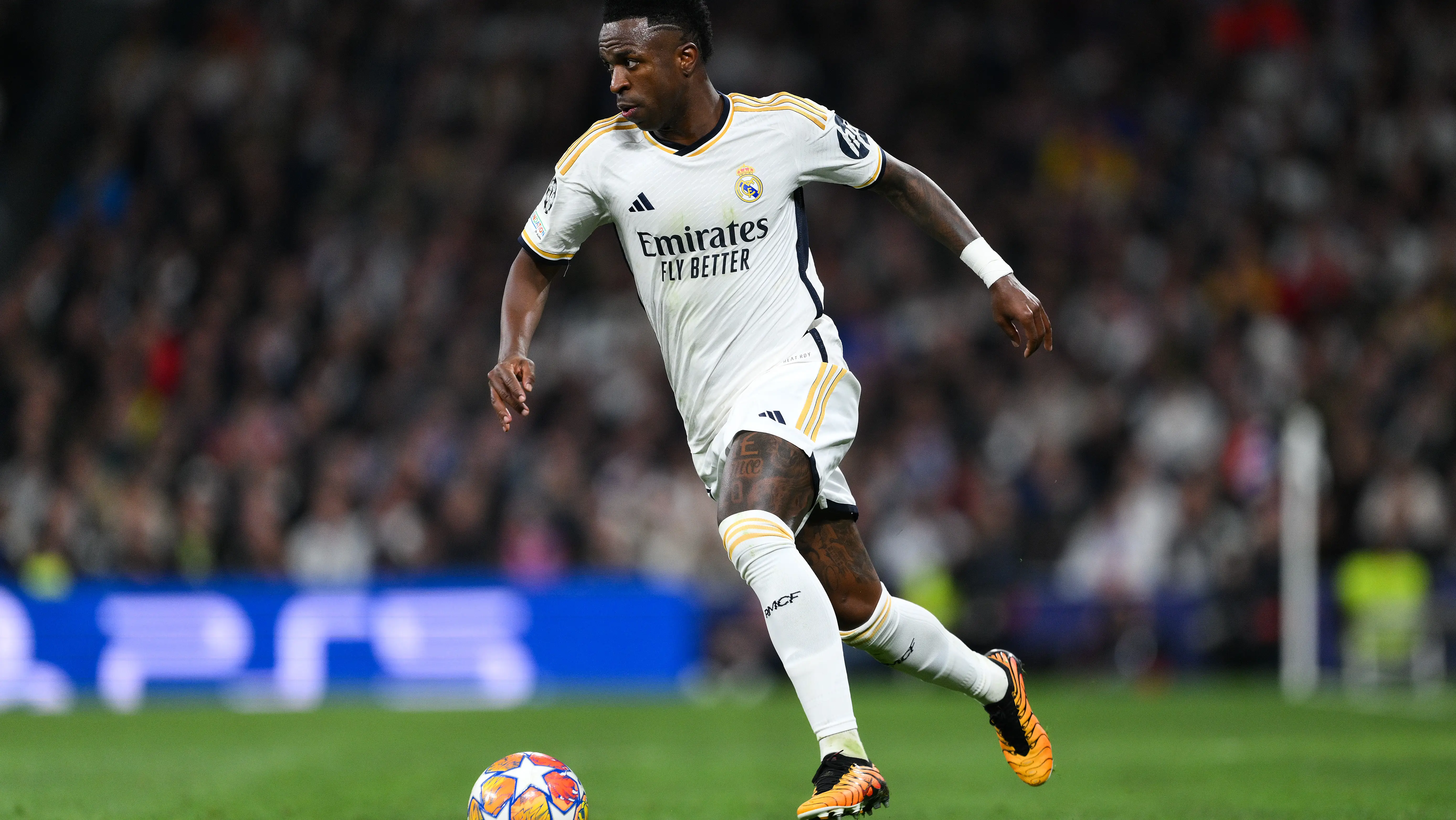 Vinicius Jr conduce el balón durante el Real Madrid-Leipzig de octavos de Champions League Vinicius Jr conduce el balón durante el Real Madrid-Leipzig de octavos de Champions League