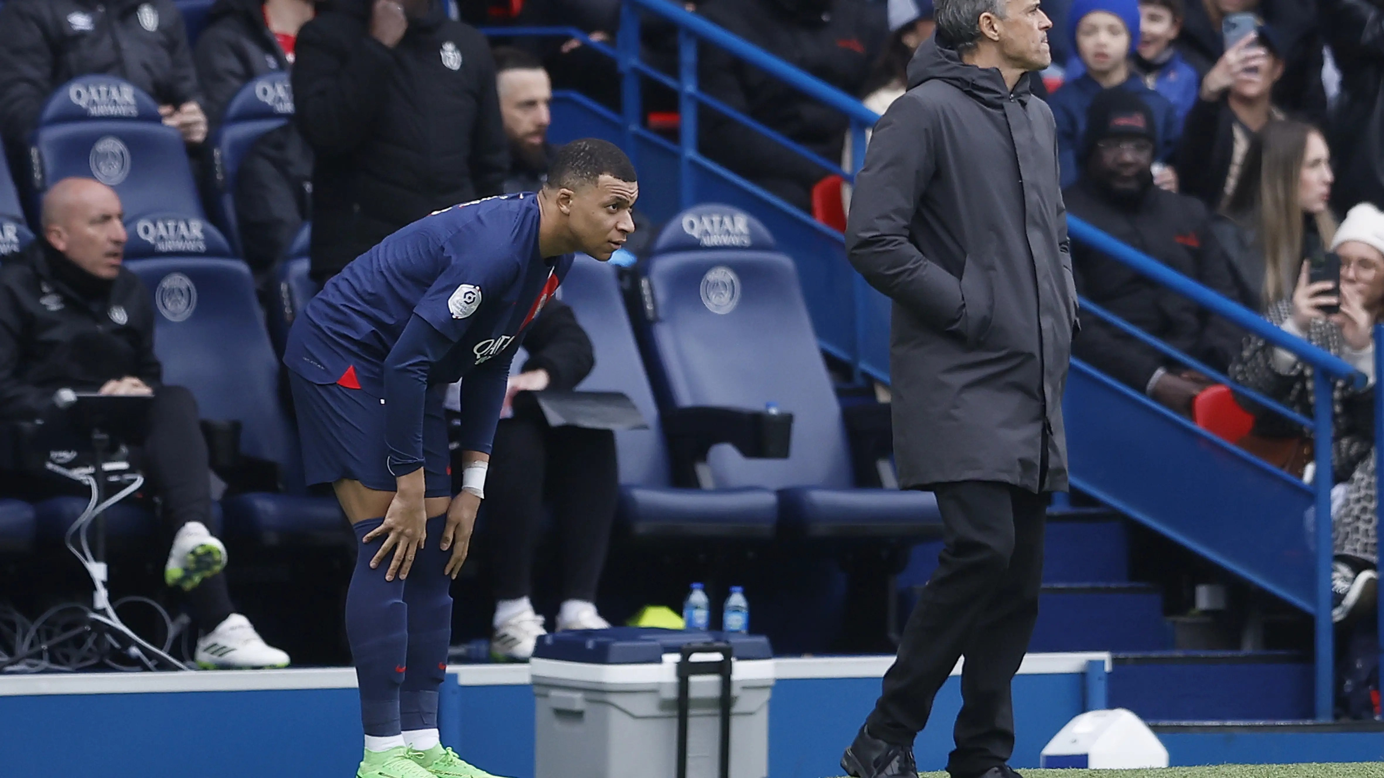 Luis Enrique y Kylian Mbappé durante el PSG 2-2 Reims Luis Enrique y Kylian Mbappé durante el PSG 2-2 Reims