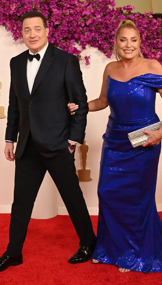 Brendan Fraser y su mujer, Jeanne Moore, en los Premios Oscar 2024