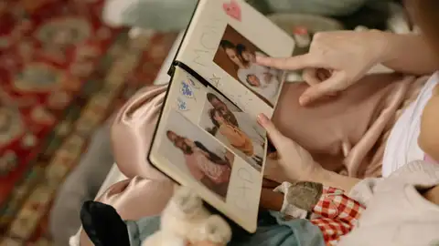 Familia mirando un álbum de fotos Familia mirando un álbum de fotos