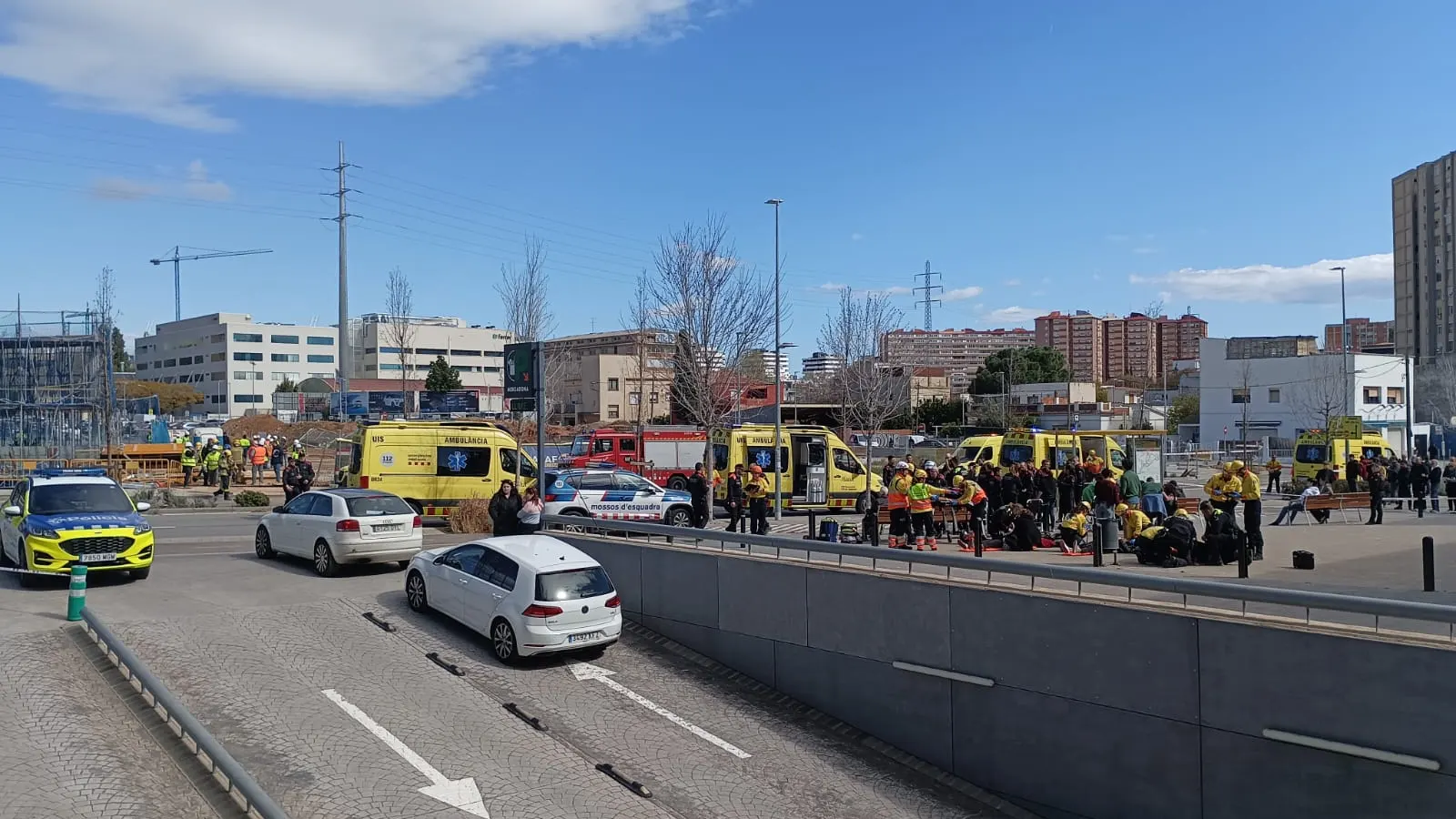 Imagen de la zona donde el autobús ha caído en el interior de una obra Imagen de la zona donde el autobús ha caído en el interior de una obra