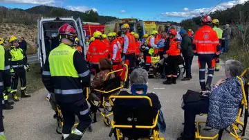 Varios sanitarios atendiendo a los heridos en el accidente en Mallorca