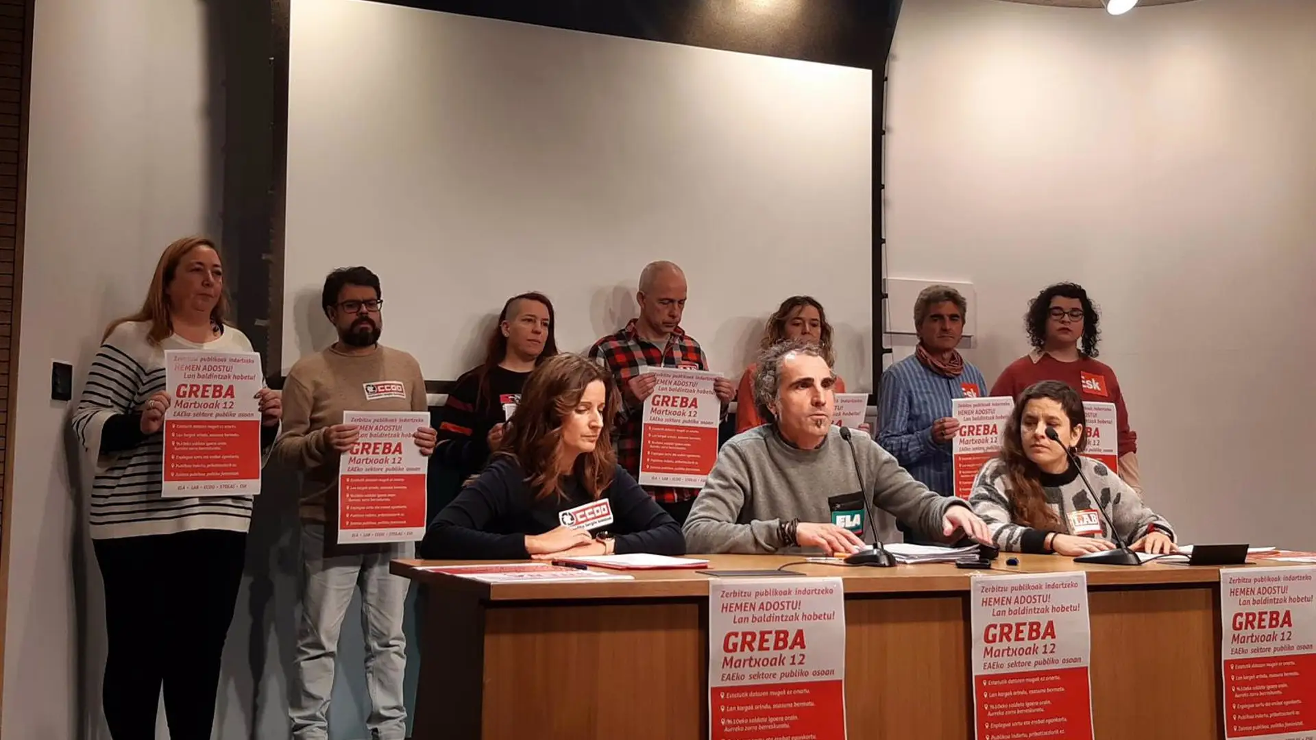 Cerca de 150.000 funcionarios vascos están llamados este martes a una huelga por la mejora de sus condiciones laborales Cerca de 150.000 funcionarios vascos están llamados este martes a una huelga por la mejora de sus condiciones laborales