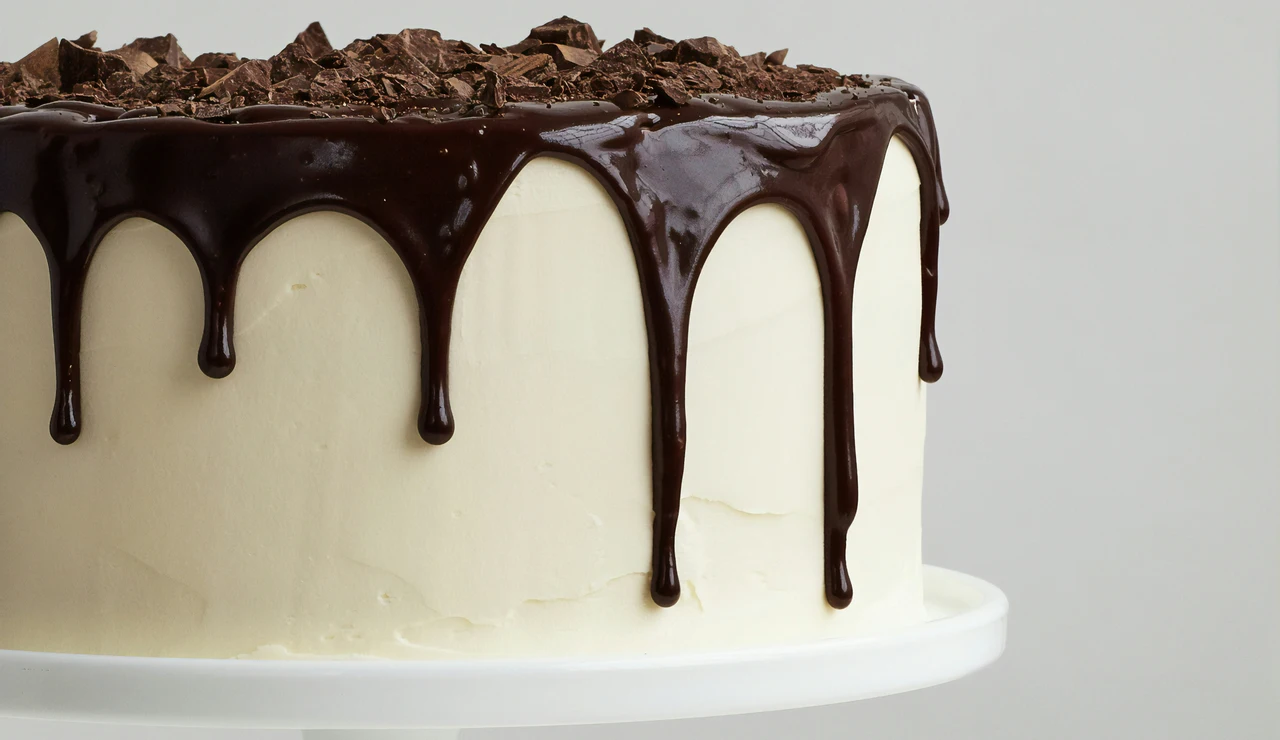 Tarta blanca con sirope de chocolate