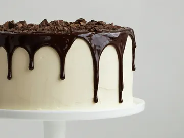 Tarta blanca con sirope de chocolate Tarta blanca con sirope de chocolate