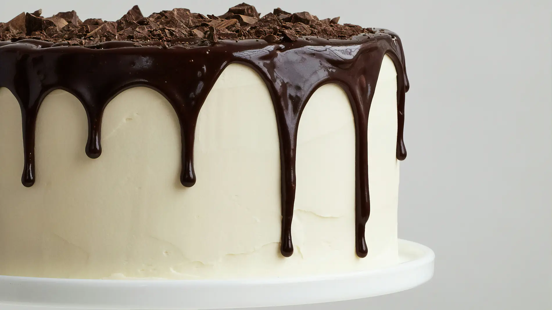 Tarta blanca con sirope de chocolate