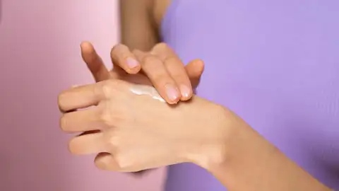 Manos de mujer aplicándose crema Manos de mujer aplicándose crema