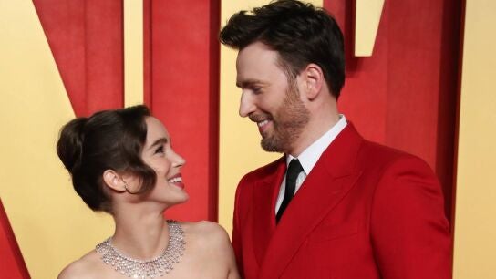 Alba Baptista y Chris Evans en los Oscar 2024
