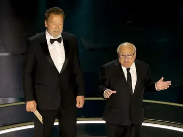Arnold Schwarzenegger y Danny DeVito en los Oscar Arnold Schwarzenegger y Danny DeVito en los Oscar