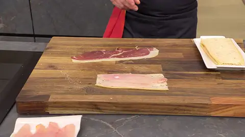 Extiende 4 sobre la tabla y coloca 3 filetes de sabirón sobre cada una Extiende 4 sobre la tabla y coloca 3 filetes de sabirón sobre cada una