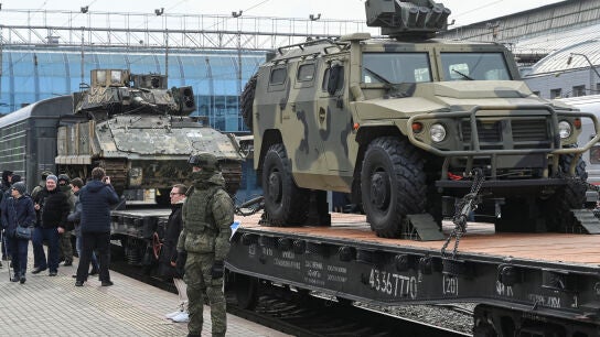 Rusia produce armas a un ritmo fren&eacute;tico mientras los env&iacute;os a Ucrania se retrasan 