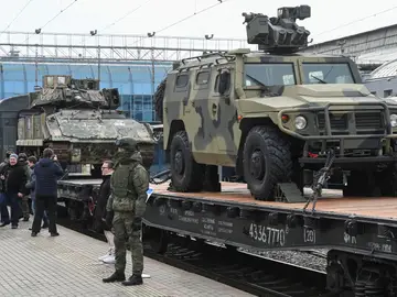 Rusia produce armas a un ritmo frenético mientras los envíos a Ucrania se retrasan Rusia produce armas a un ritmo frenético mientras los envíos a Ucrania se retrasan