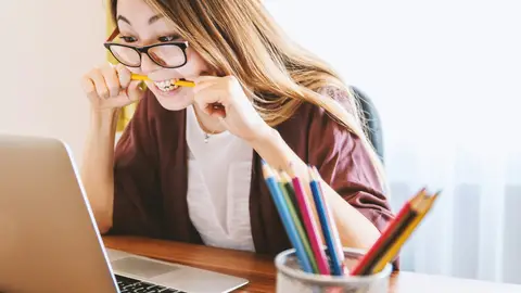 Mujer estresada en el trabajo Mujer estresada en el trabajo