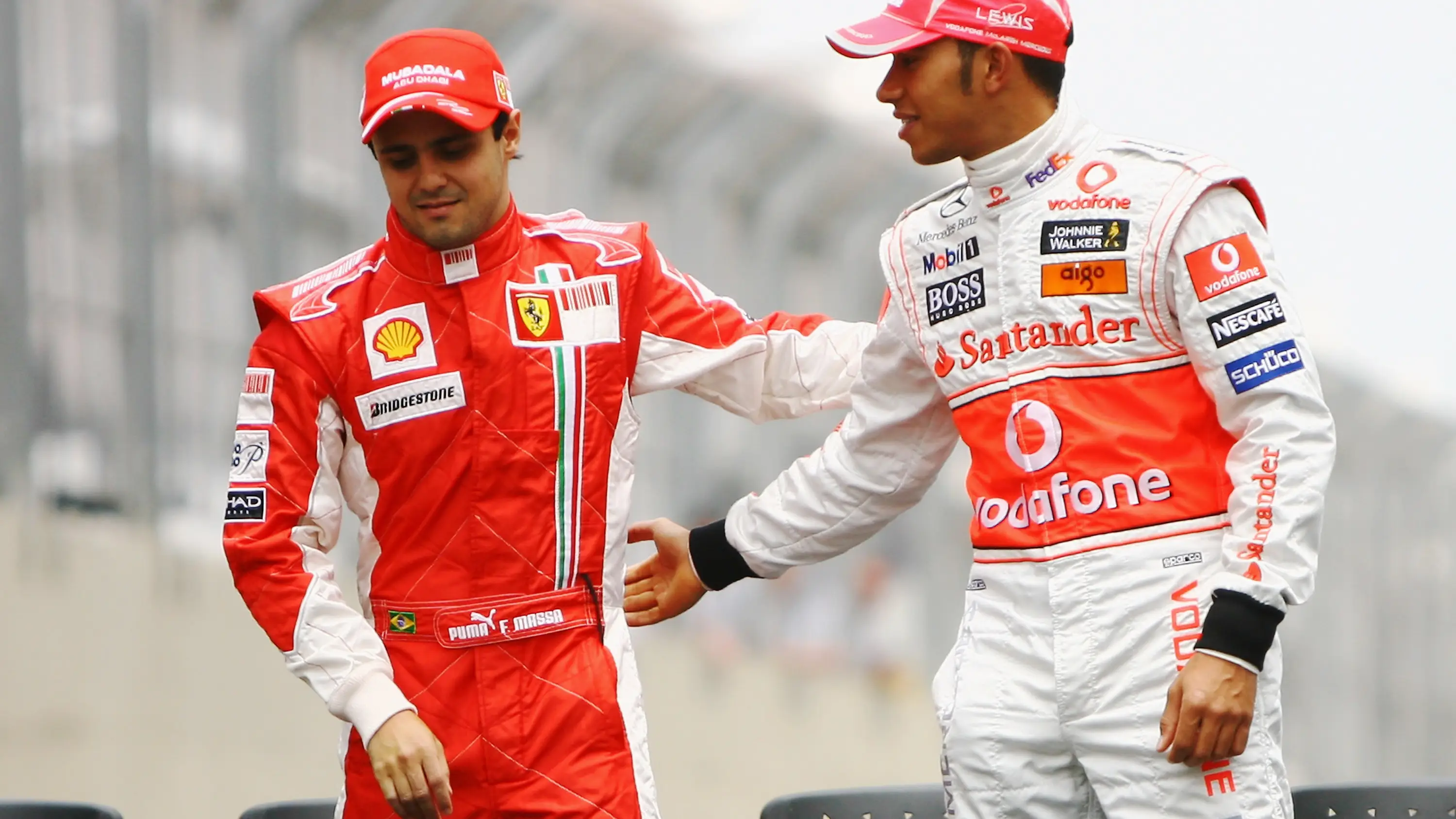 Massa (i) y Hamilton en el GP de Brasil de 2008