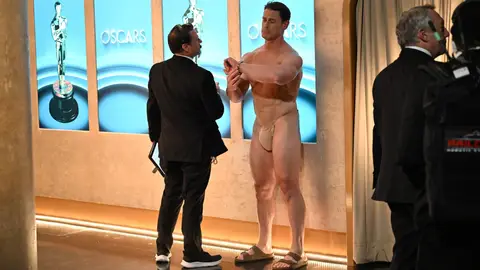 La foto que desvela cómo tapó John Cena su desnudo en los Oscar 2024 La foto que desvela cómo tapó John Cena su desnudo en los Oscar 2024