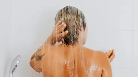 Mujer bajo la ducha Mujer bajo la ducha
