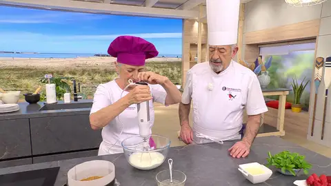 Bátela con una batidora de varillas eléctrica hasta que monte bien Bátela con una batidora de varillas eléctrica hasta que monte bien