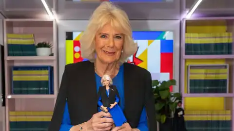 La reina Camila con su muñeca Barbie La reina Camila con su muñeca Barbie