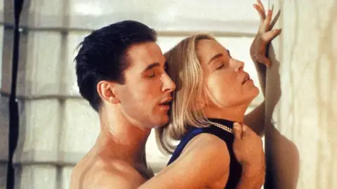 William Baldwin y Sharon Stone en Sliver en 1993 William Baldwin y Sharon Stone en Sliver en 1993