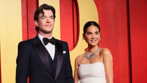 John Mulaney y Olivia Munn en la fiesta de los Oscar