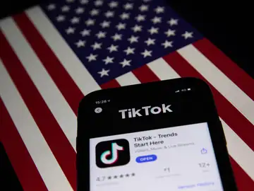 La aplicación TIkTok sobre una bandera de EEUU