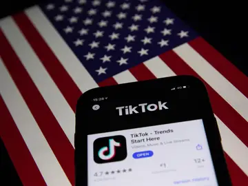 La aplicación TIkTok sobre una bandera de EEUU La aplicación TIkTok sobre una bandera de EEUU
