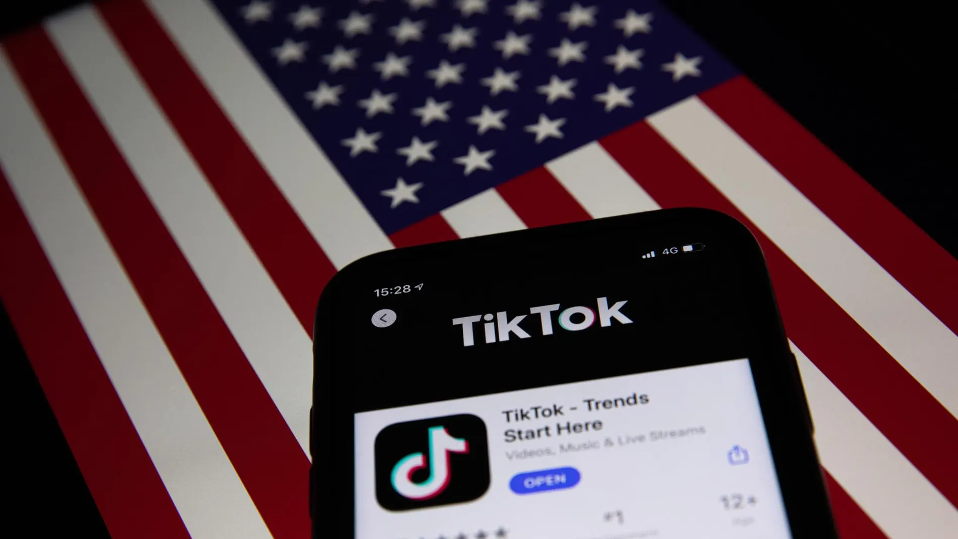 La aplicación TIkTok sobre una bandera de EEUU La aplicación TIkTok sobre una bandera de EEUU