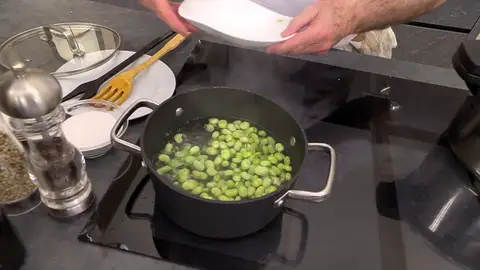 Cuando empiece a hervir, agrega las habitas y sazónalas Cuando empiece a hervir, agrega las habitas y sazónalas