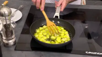 Pela las patatas, córtalas en dados, añádelas y fríelas