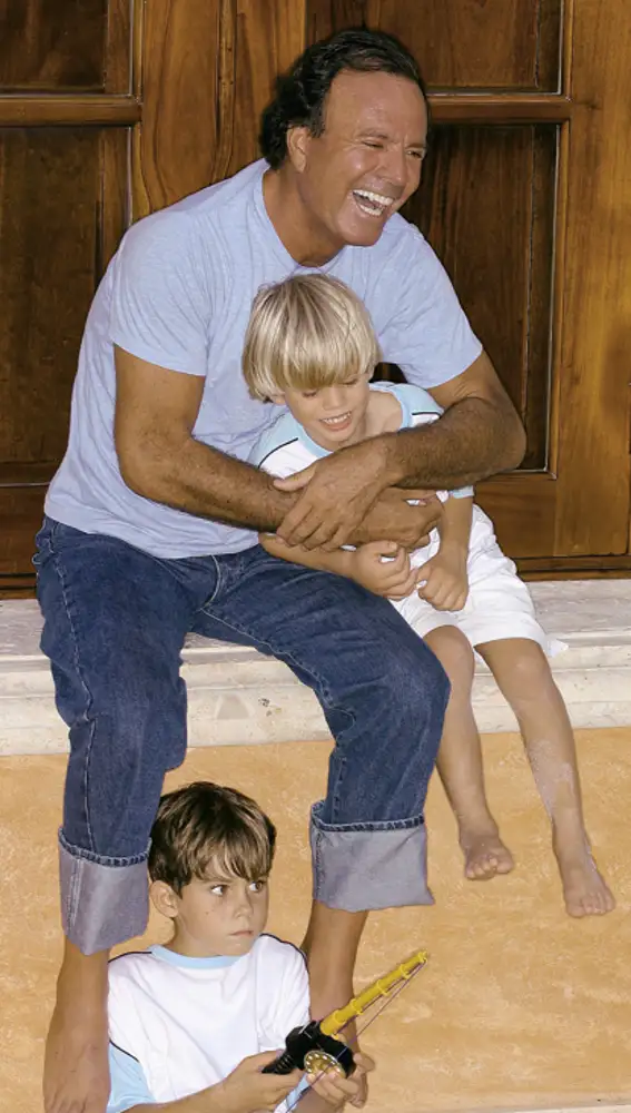 Julio Iglesias y dos de sus hijos