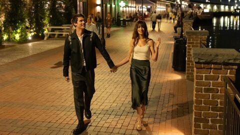 Anne Hathaway y Nicholas Galitzine en La idea de tenerte