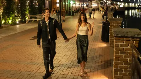 Anne Hathaway y Nicholas Galitzine en La idea de tenerte Anne Hathaway y Nicholas Galitzine en La idea de tenerte