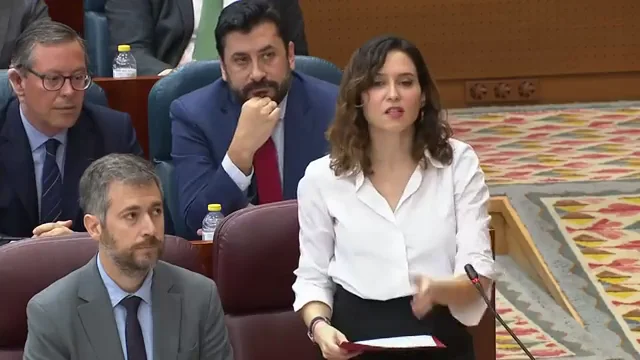 La ir&oacute;nica respuesta de Ayuso a M&aacute;s Madrid tras pedir su dimisi&oacute;n en la Asamblea