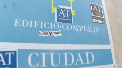La guerra contra el alquiler turístico: la rebelión de las pegatinas