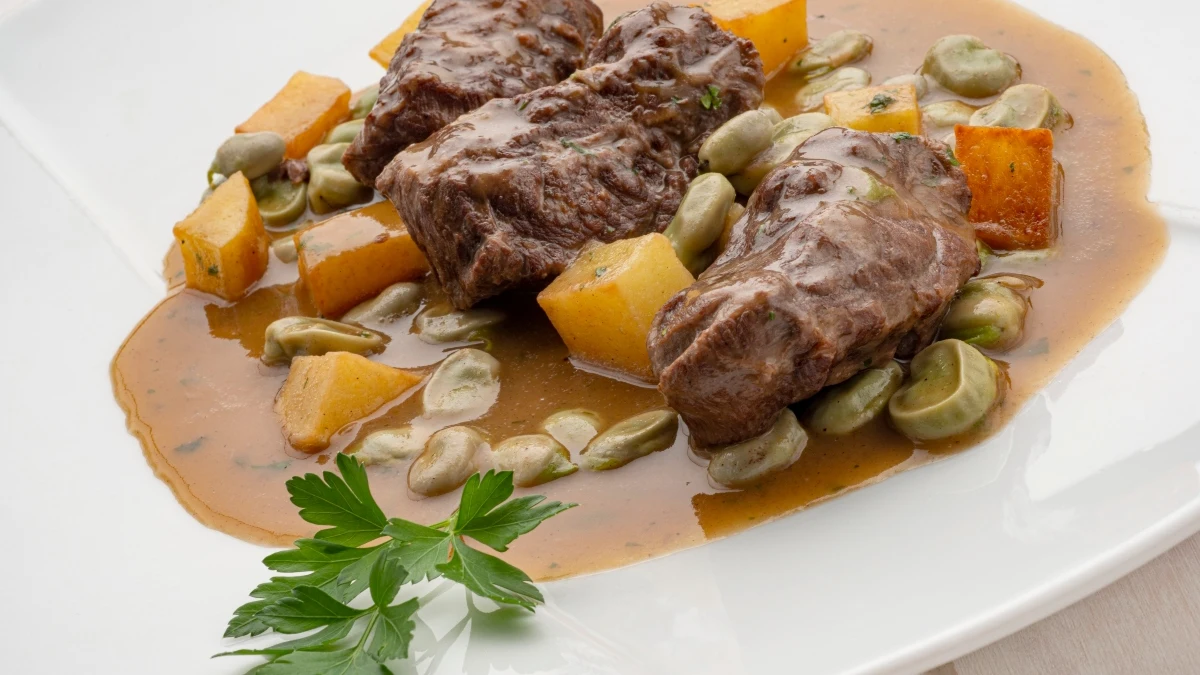 Carrilleras de cerdo con habitas, de Arguiñano: "Una carne jugosa y melosa que todos podéis hacer" Carrilleras de cerdo con habitas, de Arguiñano: "Una carne jugosa y melosa que todos podéis hacer"