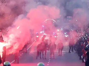 Agentes de la Policía Nacional escoltan el autobús del Atlético de Madrid Agentes de la Policía Nacional escoltan el autobús del Atlético de Madrid