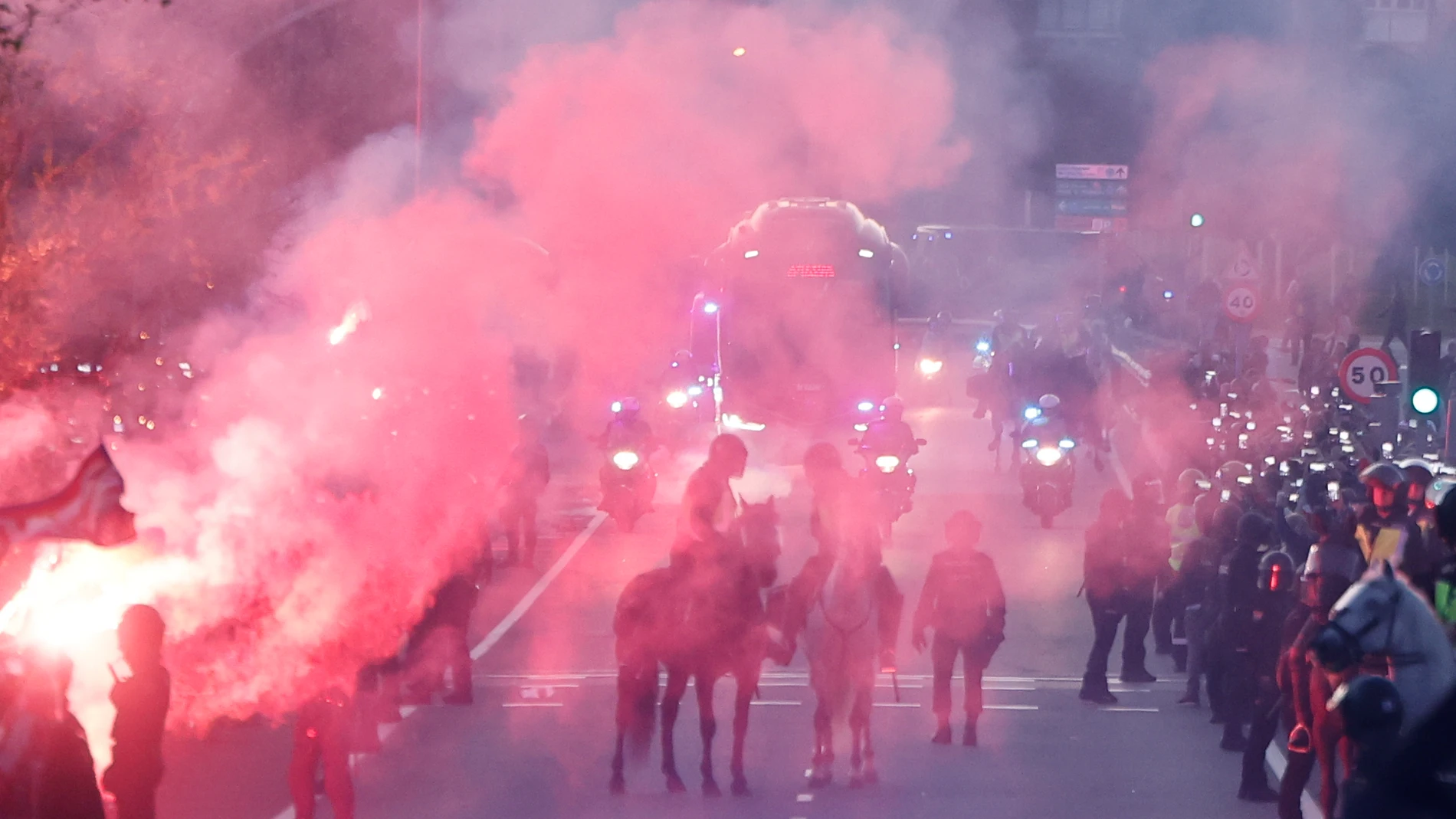 Agentes de la Policía Nacional escoltan el autobús del Atlético de Madrid