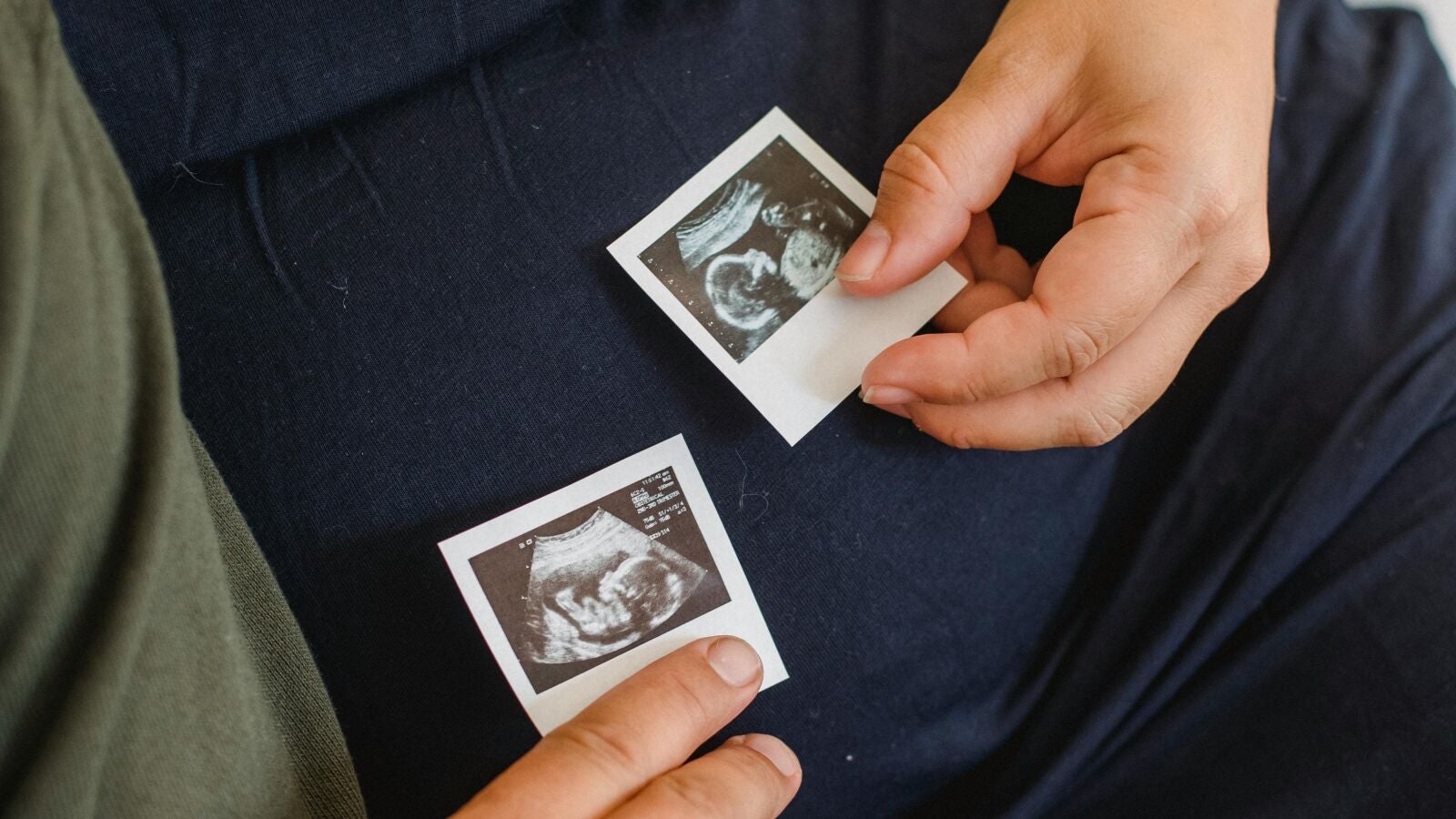 Así se mueve un bebé dentro de la barriga cuando la madre se ríe 