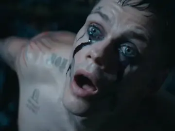 Bill Skarsgard como Eric Draven en The Crow Bill Skarsgard como Eric Draven en The Crow