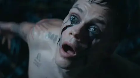 Bill Skarsgard como Eric Draven en The Crow Bill Skarsgard como Eric Draven en The Crow