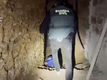 Guardia Civil en un túnel de narcotraficantes