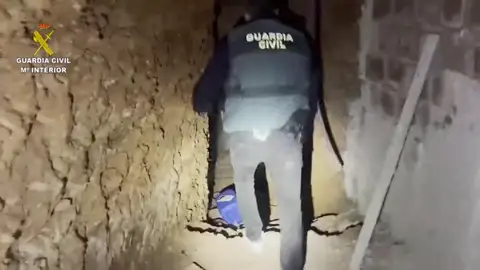 Guardia Civil en un túnel de narcotraficantes Guardia Civil en un túnel de narcotraficantes