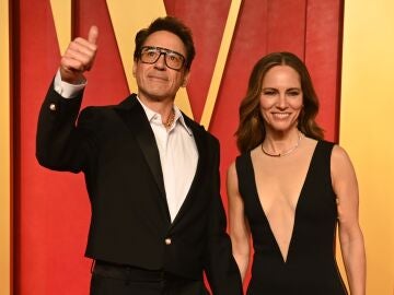 Robert Downey Jr. y su mujer en la fiesta de Vanity Fair tras los Oscar 2024