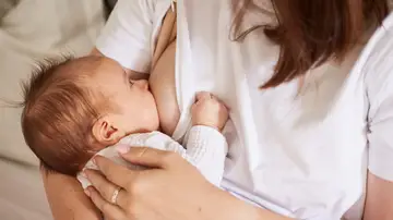 Una mujer da el pecho a su bebé