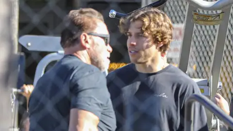 Arnold Schwarzenegger y su hijo Joseph Baena Arnold Schwarzenegger y su hijo Joseph Baena