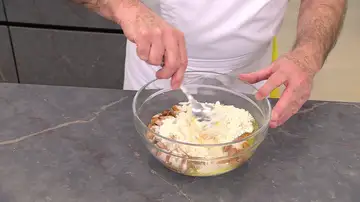 Mezcla los ingredientes con una cuchara hasta que desaparezca la harina
