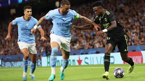 Vinícius (d) encara a Kyle Walker Vinícius (d) encara a Kyle Walker