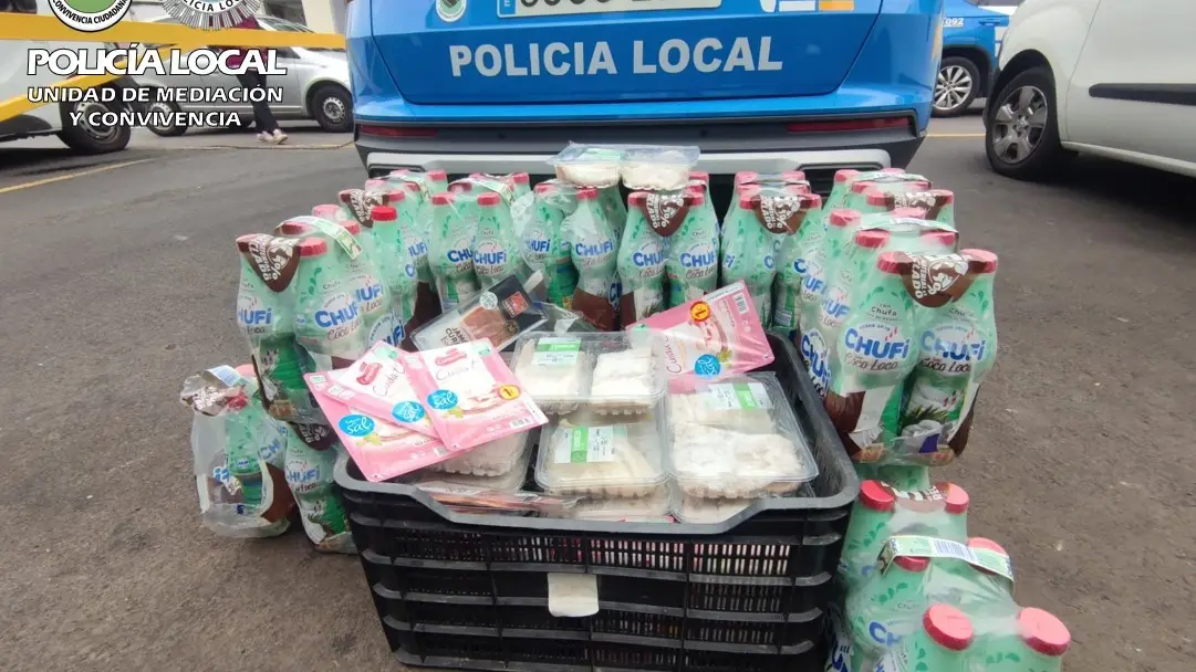 La Policía Local de Las Palmas de Gran Canaria se incauta de alimentos en mal estado en una organización social de Las Palmas de Gran Canaria que los repartía como ayuda La Policía Local de Las Palmas de Gran Canaria se incauta de alimentos en mal estado en una organización social de Las Palmas de Gran Canaria que los repartía como ayuda