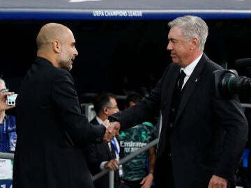 Pep Guardiola y Carlo Ancelotti se saludan antes de la semifinal del año pasado