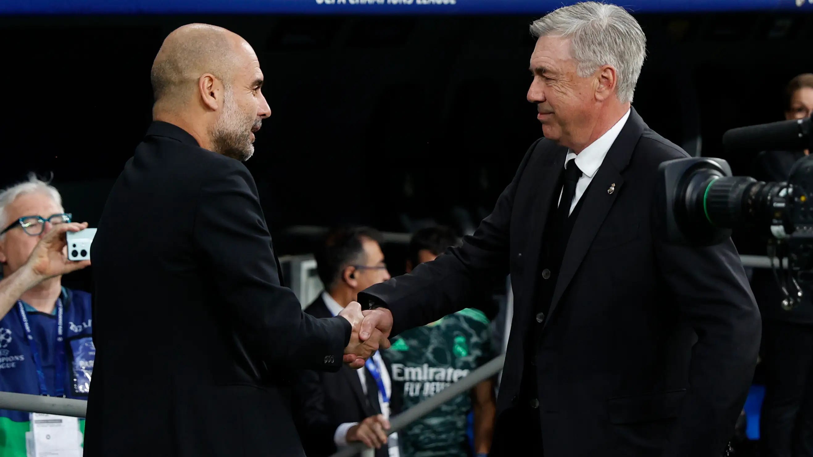 Pep Guardiola y Carlo Ancelotti se saludan antes de la semifinal del a&ntilde;o pasado